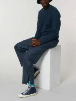 Unisex Multifunktionshose Aus Recyceltem Polyester - French Navy -Grundstoff Verkaufsladen U847 727 10 nachhaltige Freizeit und Sport Hose in navyblau aus recycelten PET Flaschen 1280x1280