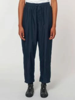 Unisex Multifunktionshose Aus Recyceltem Polyester - French Navy -Grundstoff Verkaufsladen U847 727 3 fair trade Multifunktions Hose aus rec PET Flaschen mit Seitentaschen und Reissverschluss an der Beinoeffnung navy 1280x1280