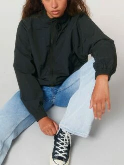 Leichte Unisex Jacke Aus Recyceltem Nylon - Black -Grundstoff Verkaufsladen U849 002 11 stylische Unisex Jacke aus reinem Recycelmaterial mit Stehkragen ohne Futter umweltschonend 1280x1280