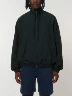 Leichte Unisex Jacke Aus Recyceltem Nylon - Black -Grundstoff Verkaufsladen U849 002 4 locker geschnittene Jacke aus robustem Taslan Gewebe aus reinem Recycelmaterial mit Stehkragen und Kordelzug vegan 1280x1280