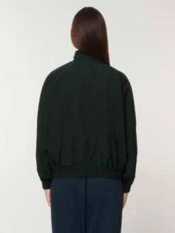 Leichte Unisex Jacke Aus Recyceltem Nylon - Black -Grundstoff Verkaufsladen U849 002 5 schwarze Unisex Jacke Rueckansicht weite Passform mit elastischen Buendchen oekofair 1280x1280