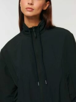 Leichte Unisex Jacke Aus Recyceltem Nylon - Black -Grundstoff Verkaufsladen U849 002 7 Urban Jacket mit Stehkragen mit gleichfarbigem Kordelzug mit Metallenden Nylon Reissverschluss fair Fashion 1280x1280