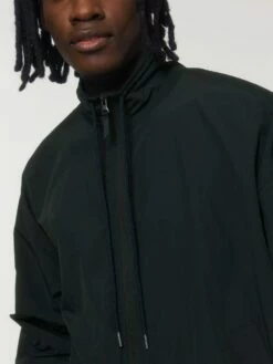 Leichte Unisex Jacke Aus Recyceltem Nylon - Black -Grundstoff Verkaufsladen U849 002 8 hochwertig verarbeitete Jacke fuer Sie und Ihn aus recyceltem Nylon hergestellt schwarz 1280x1280