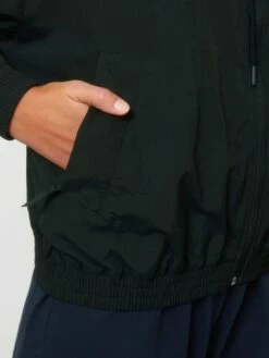 Leichte Unisex Jacke Aus Recyceltem Nylon - Black -Grundstoff Verkaufsladen U849 002 9 fair und nachhaltig produziert Urban Jacket mit Seitentaschen mit Reissverschluss und elastischen Buendchen 1280x1280
