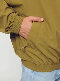 Leichte Unisex Jacke Aus Recyceltem Nylon - Olive Oil -Grundstoff Verkaufsladen U849 072 10 Seitentasche mit verdecktem Reissverschluss und elastische Buendchen faire Mode fuer Sie und Ihn 1280x1280