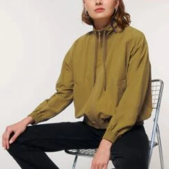 Leichte Unisex Jacke Aus Recyceltem Nylon - Olive Oil -Grundstoff Verkaufsladen U849 072 11 laessige Freizeitjacke aus rec Nylon leicht wasserabweisend olive oil 1280x1280