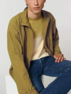 Leichte Unisex Jacke Aus Recyceltem Nylon - Olive Oil -Grundstoff Verkaufsladen U849 072 12 stylische Urban Jacket mit Stehkragen aus reinem Recycelmaterial Unisex 1280x1280