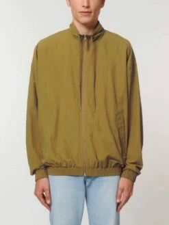 Leichte Unisex Jacke Aus Recyceltem Nylon - Olive Oil -Grundstoff Verkaufsladen U849 072 4 Stehkragen Jacke mit farblich passender Kordel mit Metallenden Unisex fuer Sport und Freizeit 1280x1280