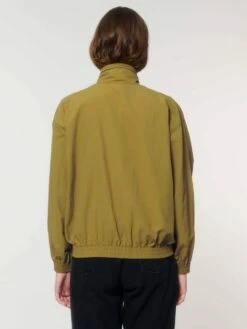Leichte Unisex Jacke Aus Recyceltem Nylon - Olive Oil -Grundstoff Verkaufsladen U849 072 5 Unisex Urban Jacket mit Stehkragen und elastischen Buendchen aus reinem Recycelmaterial Rueckansicht 1280x1280