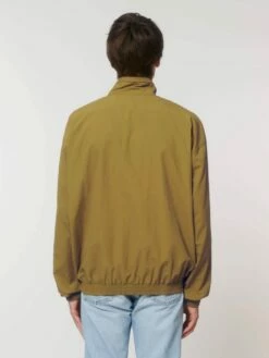 Leichte Unisex Jacke Aus Recyceltem Nylon - Olive Oil -Grundstoff Verkaufsladen U849 072 6 Rueckansicht Jacke aus recyceltem Nylon mit Stehkragen Unisex vegan 1280x1280