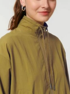 Leichte Unisex Jacke Aus Recyceltem Nylon - Olive Oil -Grundstoff Verkaufsladen U849 072 7 Detail Stehkragen mit gleichfarbiger Kordel verdecktem Reissverschluss fair Fashion 1280x1280