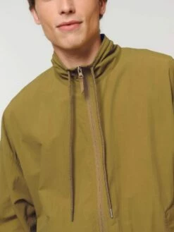 Leichte Unisex Jacke Aus Recyceltem Nylon - Olive Oil -Grundstoff Verkaufsladen U849 072 8 hochwertig verarbeitete Unisex Jacke sportlich laessig geschnitten khaki 1280x1280