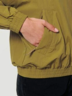Leichte Unisex Jacke Aus Recyceltem Nylon - Olive Oil -Grundstoff Verkaufsladen U849 072 9 leichte Sportjacke mit Seitentaschen mit Reissverschluss und elastischen Buendchen GRS 1280x1280