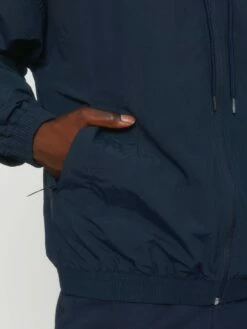 Leichte Unisex Jacke Aus Recyceltem Nylon - French Navy -Grundstoff Verkaufsladen U849 727 10 vegane Urban Jacket Seitentasche mit Reissverschluss elastische Buendchen navy 1280x1280