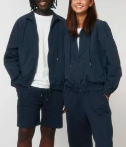 Leichte Unisex Jacke Aus Recyceltem Nylon - French Navy -Grundstoff Verkaufsladen U849 727 13 oekofaire Unisex Urban Jacket navy aus recyceltem Nylon fair Fashion 1280x1280