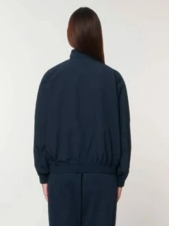 Leichte Unisex Jacke Aus Recyceltem Nylon - French Navy -Grundstoff Verkaufsladen U849 727 5 Rueckansicht Urban Jacket mit Stehkragen in dunkelblau 1280x1280