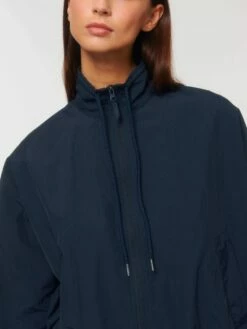 Leichte Unisex Jacke Aus Recyceltem Nylon - French Navy -Grundstoff Verkaufsladen U849 727 7 Stehkragen mit gleichfarbigem Kordelzug mit Metallenden verdeckter Reissverschluss nachhaltig vegan 1280x1280