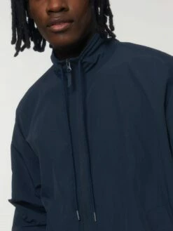 Leichte Unisex Jacke Aus Recyceltem Nylon - French Navy -Grundstoff Verkaufsladen U849 727 8 nachhaltige Sport Jacke in dunkelblau aus reinem Recycelmaterial mit Stehkragen und verdecktem Reissverschluss 1280x1280