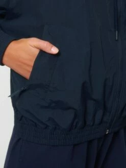 Leichte Unisex Jacke Aus Recyceltem Nylon - French Navy -Grundstoff Verkaufsladen U849 727 9 fair und nachhaltig produziert Unisex Urban Jacket aus recyceltem Nylon 1280x1280