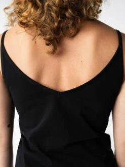 Mela Fairtrade Trägerkleid Sadhana Aus Bio-Baumwolle - Schwarz -Grundstoff Verkaufsladen V foermiger Rueckenausschnitt Sadhana bla 1280x1280