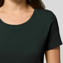 T-Shirt Aus Bio-Baumwolle - Black -Grundstoff Verkaufsladen W032 002 Frauen T Shirt Rundhals mit Rippbund oekofair fm detail 1280x1280