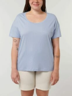 Weites T-Shirt Aus Bio-Baumwolle - Serene Blue 10 Weites T-Shirt Aus Bio-Baumwolle - Serene Blue -Grundstoff Verkaufsladen W036 057 3 locker geschnittenes Basic T Shirt fuer Frauen mit tiefem Rundhalsausschnitt vegan 1280x1280