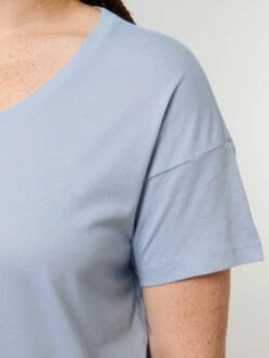 Weites T-Shirt Aus Bio-Baumwolle - Serene Blue 12 Weites T-Shirt Aus Bio-Baumwolle - Serene Blue -Grundstoff Verkaufsladen W036 057 5 veganes Damen Shirt mit tiefem Rundhalsausschnitt und feinem Rippbuendchen eingefasst fair Fashion 1280x1280