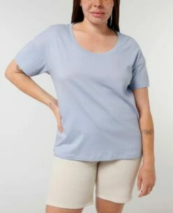 Weites T-Shirt Aus Bio-Baumwolle - Serene Blue 13 Weites T-Shirt Aus Bio-Baumwolle - Serene Blue -Grundstoff Verkaufsladen W036 057 6 nachhaltig und fair Basic Damenmode aus zertifizierter Bio Baumwolle 1280x1280