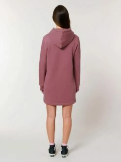 Sweatshirt-Kleid Mit Kapuze Aus Bio-Baumwolle - Hibiscus Rose 14 Sweatshirt-Kleid Mit Kapuze Aus Bio-Baumwolle - Hibiscus Rose -Grundstoff Verkaufsladen W143 062 fair und nachhaltige Mode in legerem Look das Sweatshirt Kleid mit Kapuze und Rippbuendchen an den Aermeln Rueckansicht 1280x1280