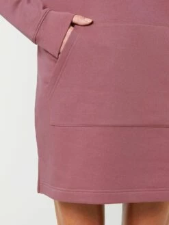 Sweatshirt-Kleid Mit Kapuze Aus Bio-Baumwolle - Hibiscus Rose 17 Sweatshirt-Kleid Mit Kapuze Aus Bio-Baumwolle - Hibiscus Rose -Grundstoff Verkaufsladen W143 062 gemuetliches Hoodie Kleid vegan Detail Kaengurutasche Innenseite aufgeraut aus Bio Baumwolle und rec Polyester 1280x1280