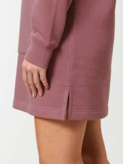 Sweatshirt-Kleid Mit Kapuze Aus Bio-Baumwolle - Hibiscus Rose 18 Sweatshirt-Kleid Mit Kapuze Aus Bio-Baumwolle - Hibiscus Rose -Grundstoff Verkaufsladen W143 062 legeres Sewatsjort Kleid aus Bio Baumwolle und recyceltem Polyester Detail Seitenschlitz im Saum 1280x1280