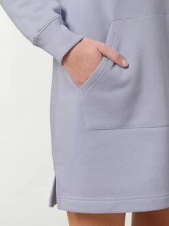 Sweatshirt-Kleid Mit Kapuze Aus Bio-Baumwolle - Lavender -Grundstoff Verkaufsladen W143 063 hochwertiges Hoodiekleid aus Bio Baumwolle und rec Polyester vegan Detail Kaengurutasche Seitenschlitze am Saum 1280x1280