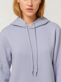 Sweatshirt-Kleid Mit Kapuze Aus Bio-Baumwolle - Lavender -Grundstoff Verkaufsladen W143 063 legeres Pulloverkleid Detail Ausschnitt Kapuze mit Kordelzug gleichfarbiger Kordel vegan violett 1280x1280
