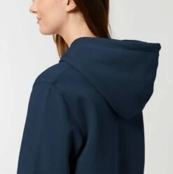 Sweatshirt-Kleid Mit Kapuze Aus Bio-Baumwolle - French Navy -Grundstoff Verkaufsladen W143 727 Sweatshirt Kleid aus Bio Baumwolle und rec Polyester navyblau vegan Detail Kapuze 1280x1280