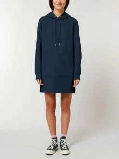 Sweatshirt-Kleid Mit Kapuze Aus Bio-Baumwolle - French Navy -Grundstoff Verkaufsladen W143 727 hochwertiges Sweatshirt Kleid aus Bio Baumwolle mit recyceltem Polyester oekofair mit Kaengurutasche navyblau 1280x1280