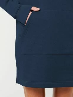 Sweatshirt-Kleid Mit Kapuze Aus Bio-Baumwolle - French Navy -Grundstoff Verkaufsladen W143 727 oekofaire Mode versandkostenfrei online Detail Kaengurutasche vegan nachhaltig 1280x1280