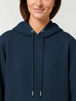Sweatshirt-Kleid Mit Kapuze Aus Bio-Baumwolle - French Navy -Grundstoff Verkaufsladen W143 727 recyceltes Polyester und Bio Baumwolle nachhaltiges Sweatshirtkleid Detail Ausschnitt mitgleichfarbeiger Kordel 1280x1280