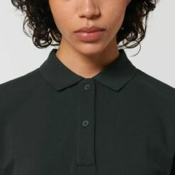 Piqué-Polokleid Aus Bio-Baumwolle - Black -Grundstoff Verkaufsladen W162 002 nachhaltige Mode aus reiner Bio Baumwolle Detail 2er Knopfleiste Kragen schwerer Stoff 1280x1280