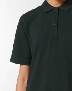 Piqué-Polokleid Aus Bio-Baumwolle - Black -Grundstoff Verkaufsladen W162 002 oekofaires Polokleid vegan aus schwerem Pique Stoff Detail Aermel Doppelnaht schwarz 1280x1280