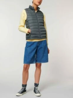 Steppweste Aus Recyceltem Polyester - Deep Metal -Grundstoff Verkaufsladen W838 080 3 leichte Steppjacke fuer Frauen in deep metal mit Stehkragen zwei Seitentaschen verstellbarem Huerftsaum aus reinem Recycelmaterial 1280x1280