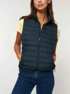 Steppweste Aus Recyceltem Polyester - French Navy -Grundstoff Verkaufsladen W838 727 3 locker leichte Steppweste fuer Frauen aus reinem Recycelmaterial nachhaltige Mode 1280x1280