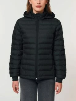 Steppjacke Aus Recyceltem Polyester - Black 13 Steppjacke Aus Recyceltem Polyester - Black -Grundstoff Verkaufsladen W839 002 3 stylische Steppjacke fuer Frauen gerade geschnitten mit abnehmbarer Kapuze vegan 1280x1280