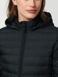Steppjacke Aus Recyceltem Polyester - Black 15 Steppjacke Aus Recyceltem Polyester - Black -Grundstoff Verkaufsladen W839 002 5 Detail Stehkragen mit Kapuze zum abnehmen aus rec Polyester fair und nachhaltig 1280x1280