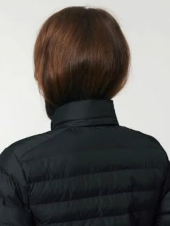 Steppjacke Aus Recyceltem Polyester - Black 16 Steppjacke Aus Recyceltem Polyester - Black -Grundstoff Verkaufsladen W839 002 6 Rueckansicht Stehkragen mit Metallknoepfen auf Umschlaf fair Fashion 1280x1280