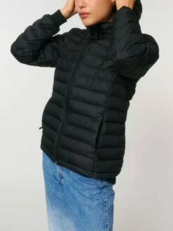 Steppjacke Aus Recyceltem Polyester - Black 18 Steppjacke Aus Recyceltem Polyester - Black -Grundstoff Verkaufsladen W839 002 8 oekofaire Steppjacke fuer Frauen in klassischem schwarz aus recyceltem Polyester 1280x1280