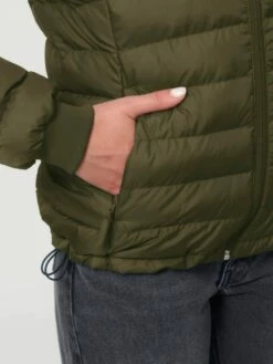 Steppjacke Aus Recyceltem Polyester - British Khaki -Grundstoff Verkaufsladen W839 008 5 Detail verschliessbare Seitentasche Rippbuendchen an Aermelenden Gummizug in Hueftsaum aus rec Material vegan 1280x1280