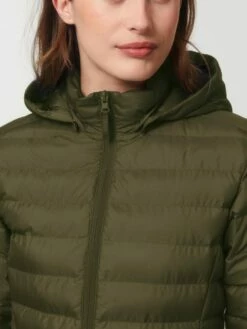 Steppjacke Aus Recyceltem Polyester - British Khaki -Grundstoff Verkaufsladen W839 008 6 Kapuzen Steppjacke mit STehkragen aus rec Poyester ressourcenschonend und nachhaltig 1280x1280
