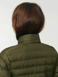 Steppjacke Aus Recyceltem Polyester - British Khaki -Grundstoff Verkaufsladen W839 008 7 vegane Jacke fuer Frauen mit Stehkragen Rueckansicht Metallknoepfe am Umschlag Fair Fashion 1280x1280