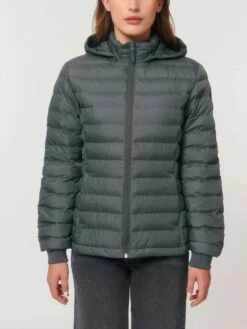 Steppjacke Aus Recyceltem Polyester - Deep Metal -Grundstoff Verkaufsladen W839 080 3 leuchtend graue Steppjacke aus recyceltem Polyester gerade geschnitten mit Gummiezug an der Huefte 1280x1280