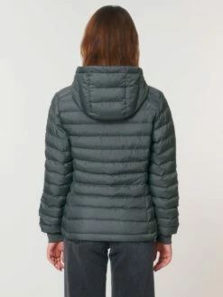 Steppjacke Aus Recyceltem Polyester - Deep Metal -Grundstoff Verkaufsladen W839 080 4 leichte Steppjacke aus rec Material Rueckansicht umweltschoned und fair 1280x1280